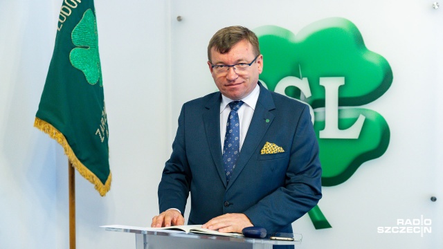 Jarosław Rzepa pytał podczas konferencji prasowej: co dzieje się w Ośrodku Hodowli Zarodowej w Lubianie Niedawno - jak mówił Jarosław Rzepa - po 20 latach odwołano prezesa ośrodka Stanisława Dychę związanego z PSL.