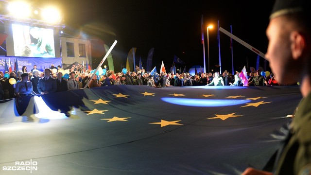 Rozwinięcie wielkiej flagi, występ chóru i okolicznościowy tort. Tak wyglądały obchody 15-lecia wejścia Polski do Unii Europejskiej.