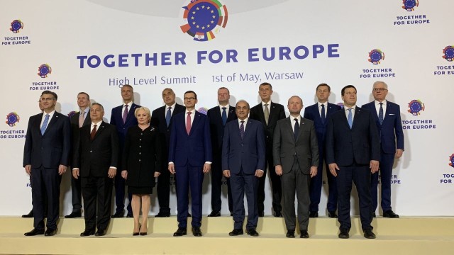Na Zamku Królewskim w Warszawie rozpoczął się szczyt Together for Europe. High Level Summit, co oznacza Razem dla Europy, Szczyt wysokiego szczebla.