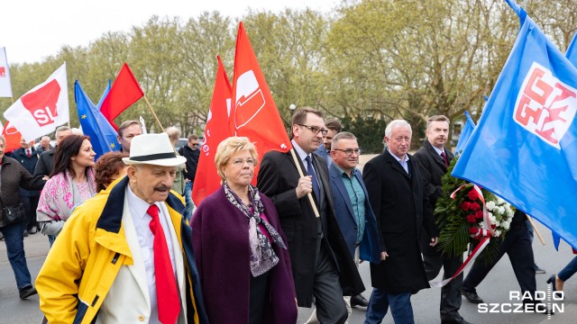 OPZZ i SLD świętują 1 maja w Szczecinie. Związkowcy i politycy, jak co roku, złożyli kwiaty przed Pomnikiem Czynu Polaków na Jasnych Błoniach.