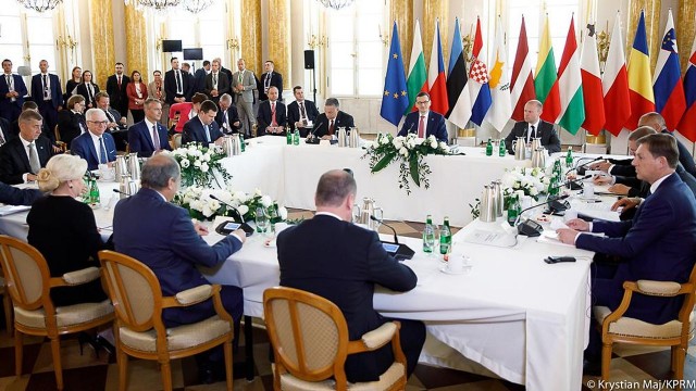 Uczestnicy szczytu Together for Europe - High Level Summit podpisali Deklarację Warszawską dotyczącą Ponownego Zjednoczenia Europy. Przywódcy krajów, które 15 lat temu weszły do UE napisali w niej, że rządy wszystkich państw członkowskich muszą uczestniczyć w procesie decyzyjnym w Unii na takiej samej zasadzie, w duchu lojalnej współpracy i jedności.