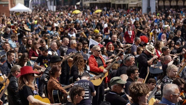Gitarowy Rekord Guinnessa pobity. Na wrocławskim rynku utwór Jimiego Hendrixa Hej Joe zagrały 7423 gitary. To o 12 więcej niż przed rokiem.
