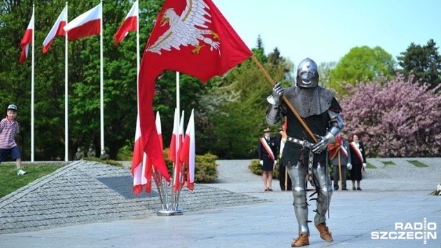 Na obchody Dnia Flagi Rzeczypospolitej Polskiej zapraszają przedstawiciele władz Miasta Szczecin. Uroczystości patriotyczne rozpoczną się o godzinie 12 przy Pomniku Czynu Polaków na Jasnych Błoniach.