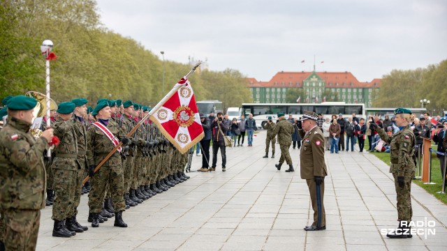 Miejskie obchody Dnia Flagi Rzeczypospolitej Polskiej odbyły się w samo południe przy Pomniku Czynu Polaków na Jasnych Błoniach w Szczecinie. Wzięli w nich udział m.in. przedstawiciele polskiego Sejmu, Senatu, Sejmiku Województwa Zachodniopomorskiego, Rady Miasta Szczecin, duchowni oraz mieszkańcy miasta.