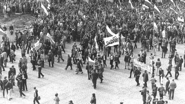 Zawieszenia stanu wojennego i legalizacji Solidarności domagali się protestujący mieszkańcy Szczecina 3 maja 1982 roku. Doszło wtedy do największych starć z milicją w naszym mieście w okresie stanu wojennego. Zamieszki trwały dwa dni.