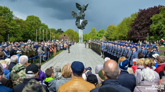 Szczecinianie świętują 228. rocznicę przyjęcia Konstytucji 3 Maja. Na Jasnych Błoniach przedstawiciele wojewody, władz województwa, miasta i posłowie złożyli kwiaty pod Pomnikiem Czynu Polaków i wraz z mieszkańcami - z biało-czerwonymi flagami w rękach - zaśpiewali Mazurka Dąbrowskiego.