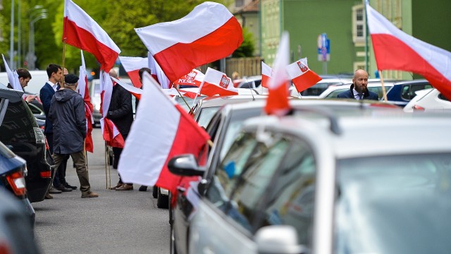 Niektóre samochody miały biało-czerwone maski, a na innych widniały trzy albo cztery flagi. Kolumna kilkudziesięciu samochodów z kierowcami i pasażerami świętującymi 228. rocznicę uchwalenia Konstytucji 3 Maja wyruszyła po godzinie 13 z ulicy Felczaka w Szczecinie.
