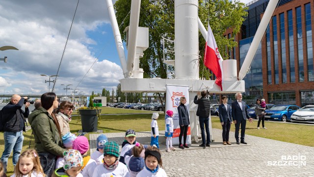 Sezon żeglarski został w Szczecinie zainaugurowany. Na bulwarach wybrzmiał Mazurek Dąbrowskiego, a na Maszt Maciejewicza została wciągnięta polska bandera.