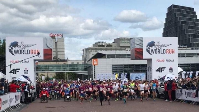 8 tysięcy zawodników z całej Polski wystartowało z terenów targowych w Poznaniu. To uczestnicy imprezy Wings for Life World Run. Biegną w niej dla tych, którzy biegać nie mogą.