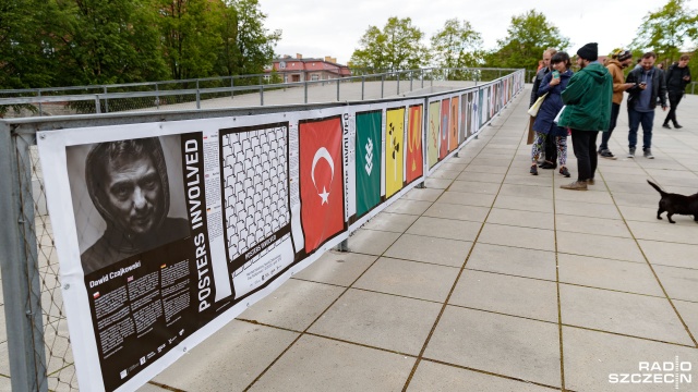 35 plakatów Dawida Czajkowskiego można oglądać na placu Solidarności w Szczecinie.
