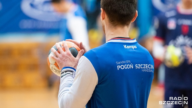 Piłkarze ręczni Sandry SPA Pogoni walczyć będą w środę o trzecie z rzędu zwycięstwo w grupie spadkowej Superligi. Rywalem szczecinian w walce o utrzymanie w rozgrywkach o mistrzostwo Polski będzie Arka Gdynia.