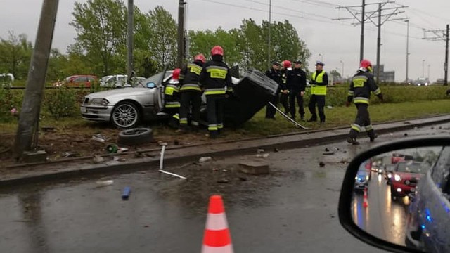 Na Gdańskiej w pobliżu Basenu Górniczego w kierunku Mostu Pionierów kierujący osobowym BMW wypadł z jezdni i uderzył w słup latarni.