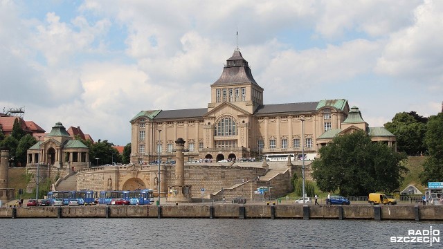 Utrudnienia w rejonie Wałów Chrobrego w Szczecinie w związku z weekendową imprezą Piknik nad Odrą. Czasowe zmiany w organizacji ruchu czekają od piątku kierowców oraz pasażerów szczecińskiej komunikacji miejskiej.