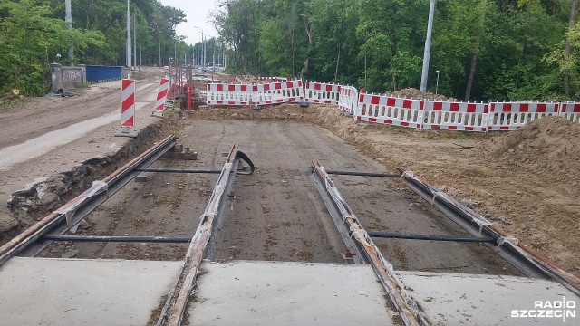 Rondo powstaje u zbiegu alei Wojska Polskiego z Szafera i Arkońską, trwa też przebudowa pętli tramwajowej. Niezmiennie najwięcej kłopotów sprawia jednak wiadukt przy kąpielisku Arkonka, który trzeba było przeprojektować. Przebudowa Arkońskiej w związku z tym opóźni się.