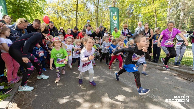 Dzieci i dorośli biegają w szczytnym celu. Rywalizacja, a jednocześnie zabawa trwa na Arkonce. To trzeci szczeciński festiwal biegowy. Łącznie na starcie stanęło 900 osób.