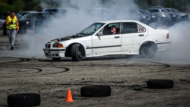 Zapach spalonej gumy i ostra rywalizacja - to Race Festival 2019 w Śniatowie koło Kamienia Pomorskiego. To impreza organizowana przez pasjonatów czterech kółek z Kamieńskiego Klubu Motoryzacyjnego.