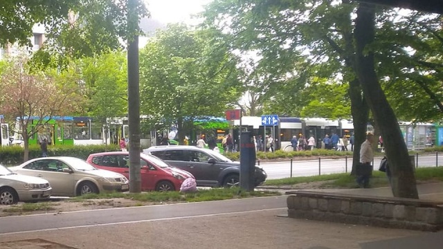 Niegroźną kolizję z samochodem osobowym miał - w pobliżu skrzyżowania ulic Wernyhory z Mickiewicza - autobus linii 74 i wypadł z rozkładu jazdy.