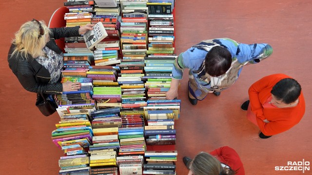 Przychodzą do biblioteki i buszują wśród różnych tytułów, nie tylko medycznych. Trwa kiermasz Bibliotekarze - dzieciom organizowany przez Stowarzyszenie Bibliotekarzy Polskich.
