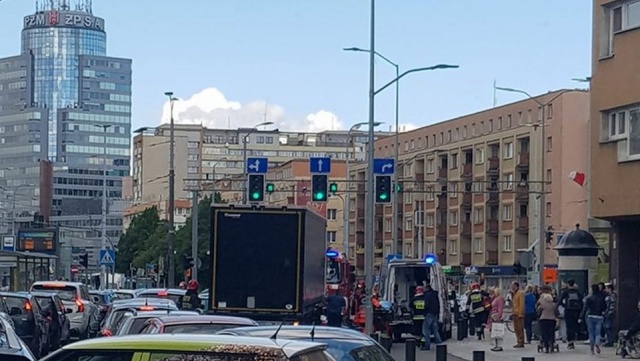 Bardzo dużo szczęścia miał 56-letni motocyklista, który na alei Niepodległości wpadł pod przejeżdżającego TIR-a.
