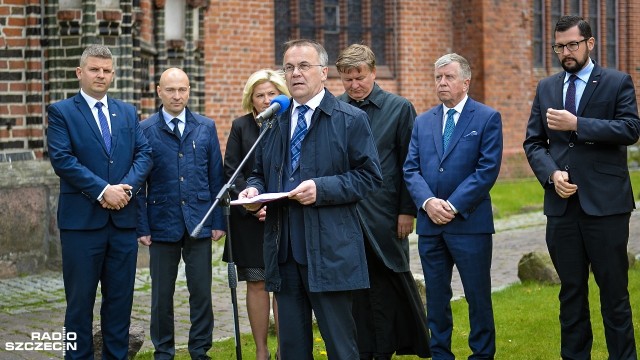 Stargardzka Kolegiata zostanie wyremontowana - to już pewne. Przekazanie na ten cel dotacji oficjalnie potwierdził w poniedziałek w Stargardzie wiceminister kultury i dziedzictwa narodowego Jarosław Sellin.