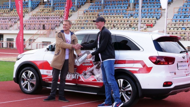 Grupa Polmotor przekazała szczecińskiemu tyczkarzowi Piotrowi Liskowi nowy model Kia Sorento.