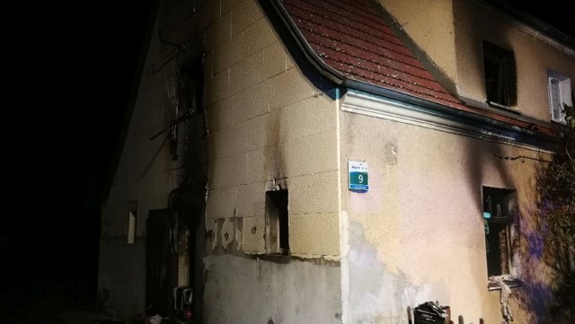 Strażacy dogaszali w nocy mieszkanie na parterze w Kluczu-Żydowcach przy ulicy Mechanicznej. 9 osób jest poszkodowanych - poinformował Tomasz Kubiak, rzecznik zachodniopomorskiej straży pożarnej.
