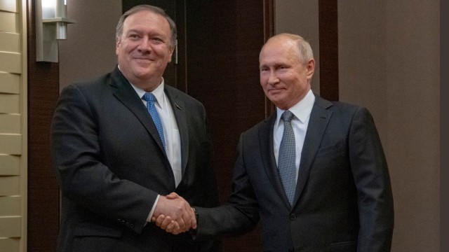 Moskwa chciałaby odbudować relacje z Waszyngtonem - oświadczył prezydent Władimir Putin przyjmując w Soczi sekretarza stanu USA Mikea Pompeo. Szef amerykańskiej dyplomacji potwierdził, że właśnie z takim przesłaniem wysłał go do Rosji prezydent Donald Trump.