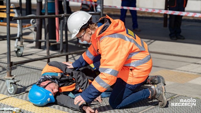 Ratownicy ze Szczecina pokazywali, jak wygląda interwencja związana z niebezpiecznym wypadkiem na terenie budowy. Wszystko w ramach Tygodnia Bezpieczeństwa organizowanego przez firmę, która realizuje przebudowę Dworca PKP w Szczecinie.