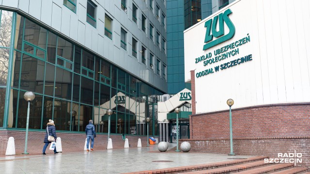 Najniższą emeryturę w kraju otrzymuje mieszkanka naszego regionu. To dokładnie... cztery grosze. Na temat głodowych emerytur rozmawiali goście audycji Radio Szczecin na Wieczór.