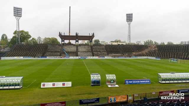 W czwartek miał rozpocząć się demontaż stadionowego dachu. Specyficzna konstrukcja postoi jednak dłużej. W sukurs pośpieszyły jej warunki atmosferyczne