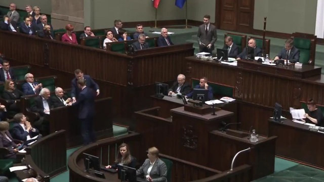Sejm przyjął rządowy projekt nowelizacji kodeksu karnego. Zakłada on między innymi zaostrzenie kary za pedofilię. Za szczególnie brutalne przestępstwa seksualne przeciwko dzieciom będzie groziło nawet do 30 lat więzienia.