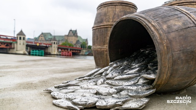 Nie są jednak prawdziwe, tylko wykonane z brązu to nowy element zagospodarowania szczecińskiej Alei Żeglarzy.