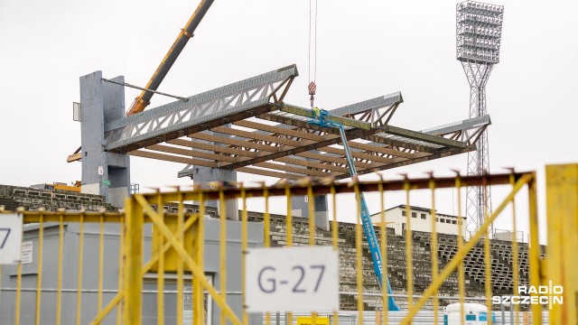 To ostatnie chwilę dachu nad stadionem Pogoni. Trwa demontaż zadaszenia nad sektorami czwartym i piątym na przebudowywanym stadionie piłkarskim w Szczecinie.