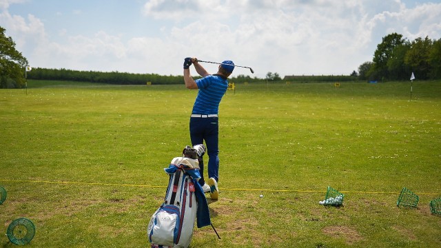 Zawodnicy przystępują do rywalizacji w turnieju Floating Garden Szczecin Open na polu golfowym w Binowie. Planowana na sobotę pierwsza runda turnieju została odwołana ze względu na nagłą śmierć jednego z zawodników.