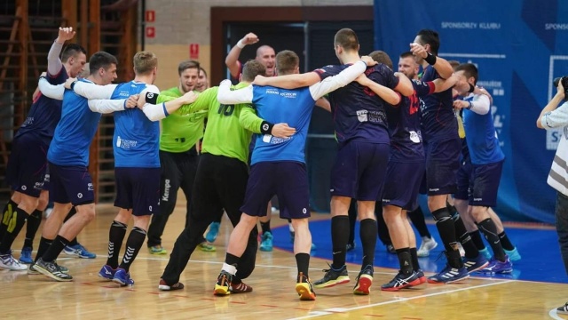 Piłkarze ręczni Sandry SPA Pogoni zwycięstwem pożegnali się ze swoimi kibicami. Szczecinianie w ostatnim w tym sezonie meczu Superligi we własnej hali pokonali Zagłębie Lubin 31:27 prowadząc do przerwy 14:12.