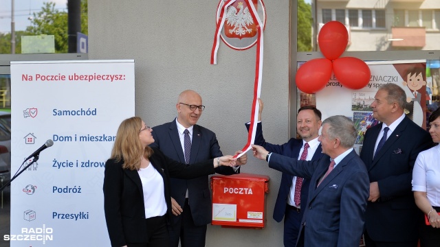 Nowy urząd pocztowy otwarto w poniedziałek przy al. Powstańców Wielkopolskich na szczecińskich Pomorzanach. Poczta Polska przetrwała, poczta wraca, poczta jest na Pomorzanach - mówił podczas uroczystego otwarcia urzędu Joachim Brudziński, minister spraw wewnętrznych i administracji.