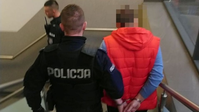 47-latek nie wiedział, że pod 12-latkę podszył się jej ojciec, który po przejrzeniu archiwum komunikatora swojej córki powiadomił policjantów.