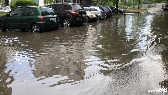 W Szczecinie zagrzmiało, powiało i zaczął padać bardzo intensywny deszcz. Niektóre ulice miasta zamieniły się w górskie potoki.