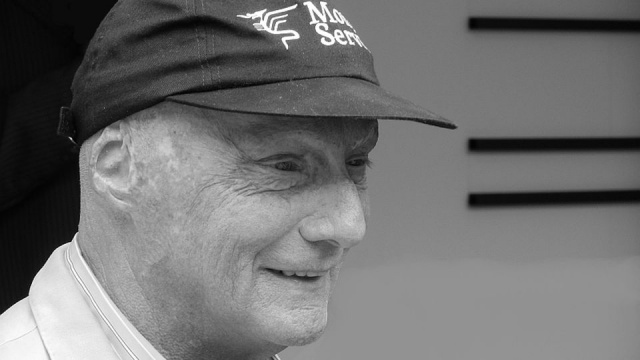 Zmarł trzykrotny mistrz świata Formuły 1 Niki Lauda. Słynny austriacki kierowca miał 70 lat. O jego śmierci poinformowała w oświadczeniu rodzina. Niki Lauda w ostatnich dniach, z powodu kłopotów z nerkami, przebywał w prywatnej klinice w Szwajcarii.