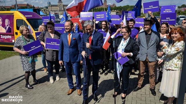 Wiosna Roberta Biedronia chce powołania komisji majątkowej, która zbada nieruchomości i tereny przekazane Kościołowi przez Skarb Państwa. Mówił o tym jej lider podczas konferencji w Szczecinie. Premier Mateusz Morawiecki zapowiada pozew przeciwko autorom artykułu sugerującym, że kupił ziemię w okolicach Wrocławia po preferencyjnych cenach.