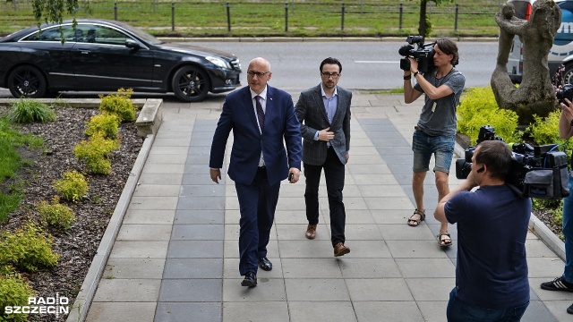 Prawo i Sprawiedliwość reaguje na spot swojego kandydata. Poseł Marek Opioła poniesie konsekwencje za wykorzystanie w klipie wyborczym policyjnego Black Hawka - mówił na konferencji prasowej minister spraw wewnętrznych i administracji.