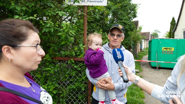 Pogorzelcy z Klucza w Szczecinie sprzątają spalone mieszkanie. Chcą je wyremontować i - mimo tragedii, która ich spotkała - wrócić do domu przy ul. Mechanicznej.