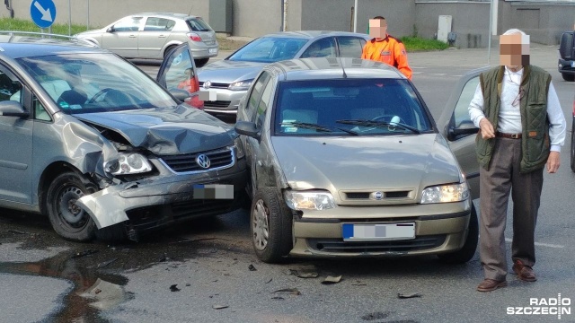Zderzenie dwóch aut na skrzyżowaniu ulic Sczanieckiej i Emilii Plater. Doszło do niego po godzinie 10 rano. Jak informuje policja przyczyną było wymuszenie pierwszeństwa przez jedną z osobówek. Na miejscu są służby. Jedna osoba jest poszkodowana. Na miejscu są utrudnienia z przejazdem.