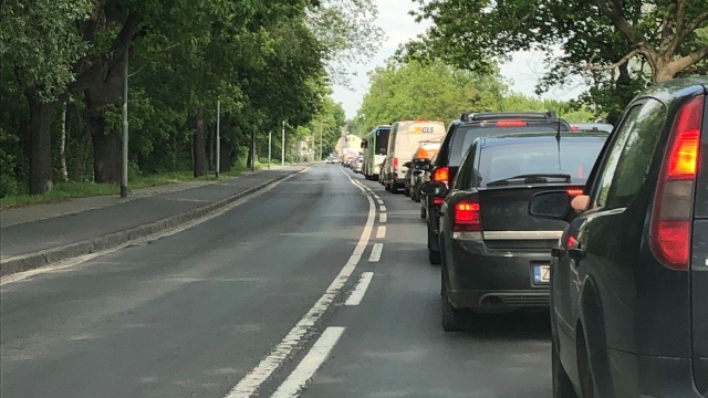 Kierowcy jadący w stronę nadmorskich miejscowości muszą się przygotować na stanie w korkach. Spore utrudnienia są też na drogach Szczecina.