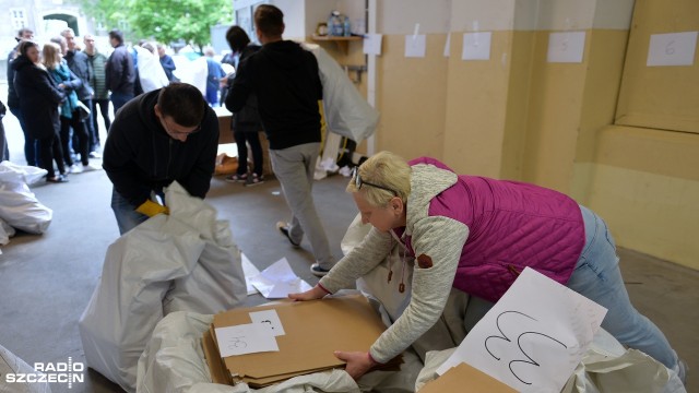 Karty do głosowania, listy ze spisem mieszkańców, a także długopisy trafiły do lokali wyborczych. Z tego powodu, w sobotę rano przy Urzędzie Miasta w Szczecinie ustawiła się kolumna taksówek - 36 samochodów rozwiozło materiały.