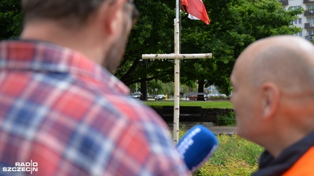 Przy tablicy ofiar komunizmu na Placu Grunwaldzkim ponownie stanął brzozowy krzyż. Ustawiły go środowiska patriotyczne Szczecina.