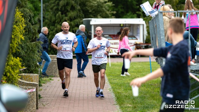 Sportowe emocje podczas Dnia Chemika w Trzebieży. Skończył się bieg przełajowy na 5 kilometrów, cały czas trwają zawody w siatkówce plażowej.