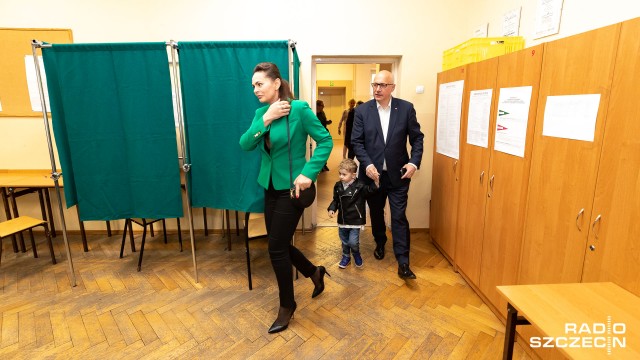 Chodźmy na wybory - zachęcał minister spraw wewnętrznych i administracji. Joachim Brudziński o godzinie 10.30 był przy urnie razem z żoną Arlettą i synem Ignacym.