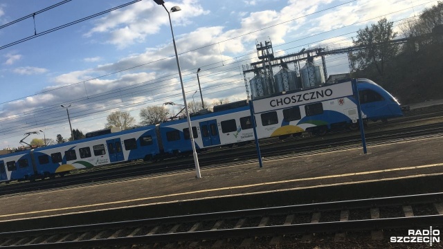 Wojewoda zachodniopomorski Tomasz Hinc zatwierdził projekt budowlany i wydał pozwolenie na inwestycje na ponad 50 kilometrach linii - od Choszczna do Stargardu oraz od Stargardu do stacji Szczecin Dąbie. Zakończenie prac planowane jest na koniec przyszłego roku.