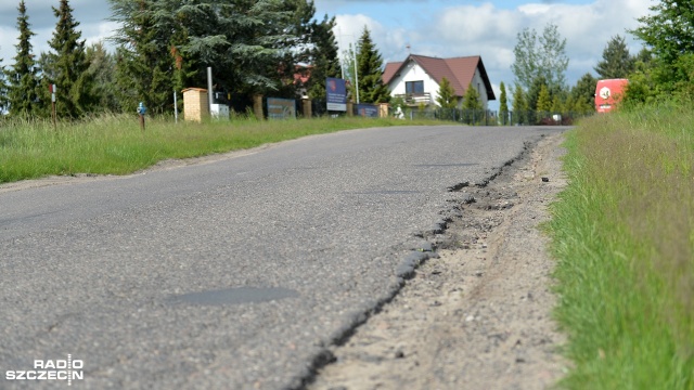 Mieszkańcy powiatu polickiego mają dość i rozważają możliwość blokady drogi ze Szczecina do Warnika. Przyczyną protestu ma być katastrofalny stan nawierzchni odcinka między Stobnem a ul. Okulickiego w Szczecinie.